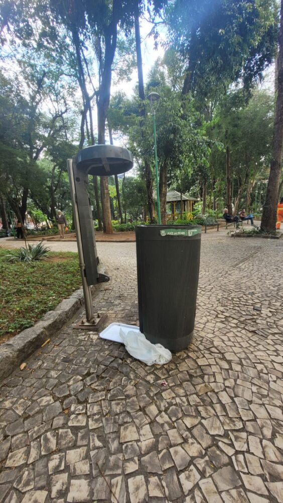 Lixeira danificada compromete limpeza no Parque Halfeld 1 WhatsApp Image 2026 07 06 at 11.26.16