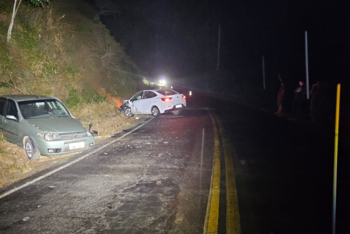 Colisão entre dois carros deixa feridos na MG-126, em Rochedo de Minas 1 acidente MG 126