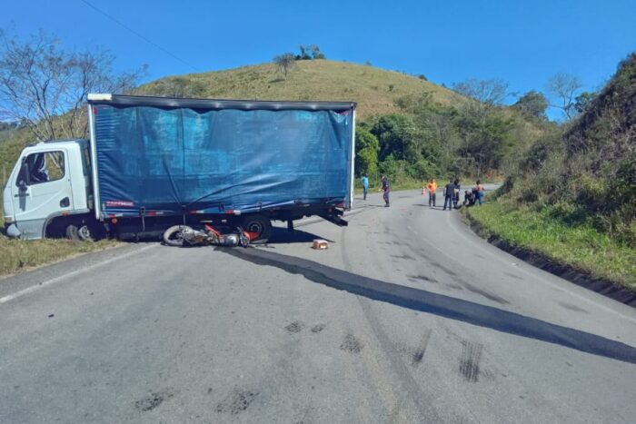 Acidente entre moto e caminhão deixa homem ferido na MG-353 1 Acidente entre moto e caminhão deixa homem ferido na MG-353