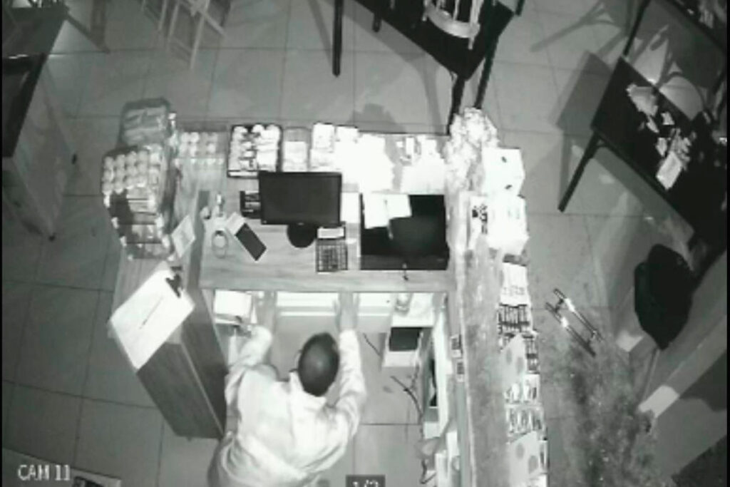 VÍDEO: Restaurante é invadido e furtado durante a madrugada na Cidade Alta, em Juiz de Fora 1 assalto cidade alta foto reproducao camera de seguranca