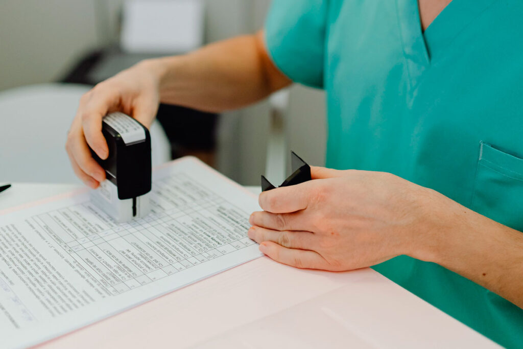Polícia investiga funcionário de restaurante no Alto dos Passos suspeito de falsificar atestado médico 1 atestado medico falso foto pexels