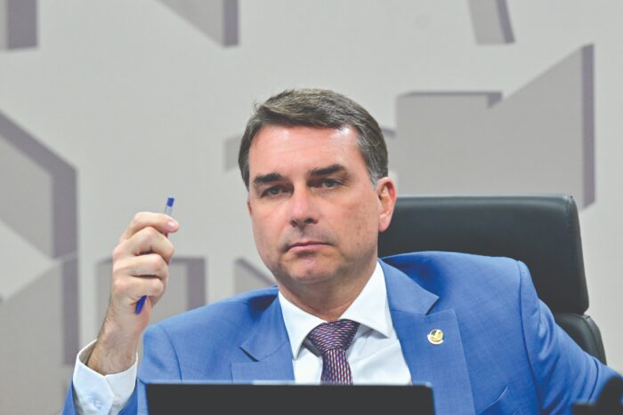 Flávio Bolsonaro diz confiar nas urnas, mas não explica informação falsa