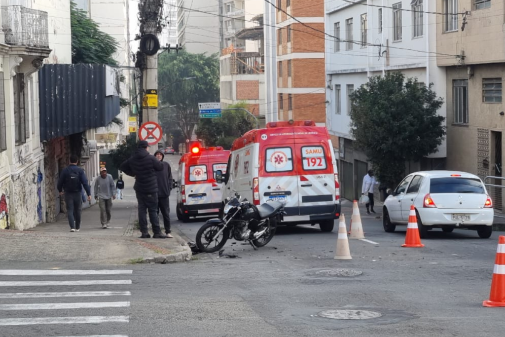 Motorista foge sem prestar socorro após acidente que deixa dois feridos no Centro de Juiz de Fora 2 fotos 96