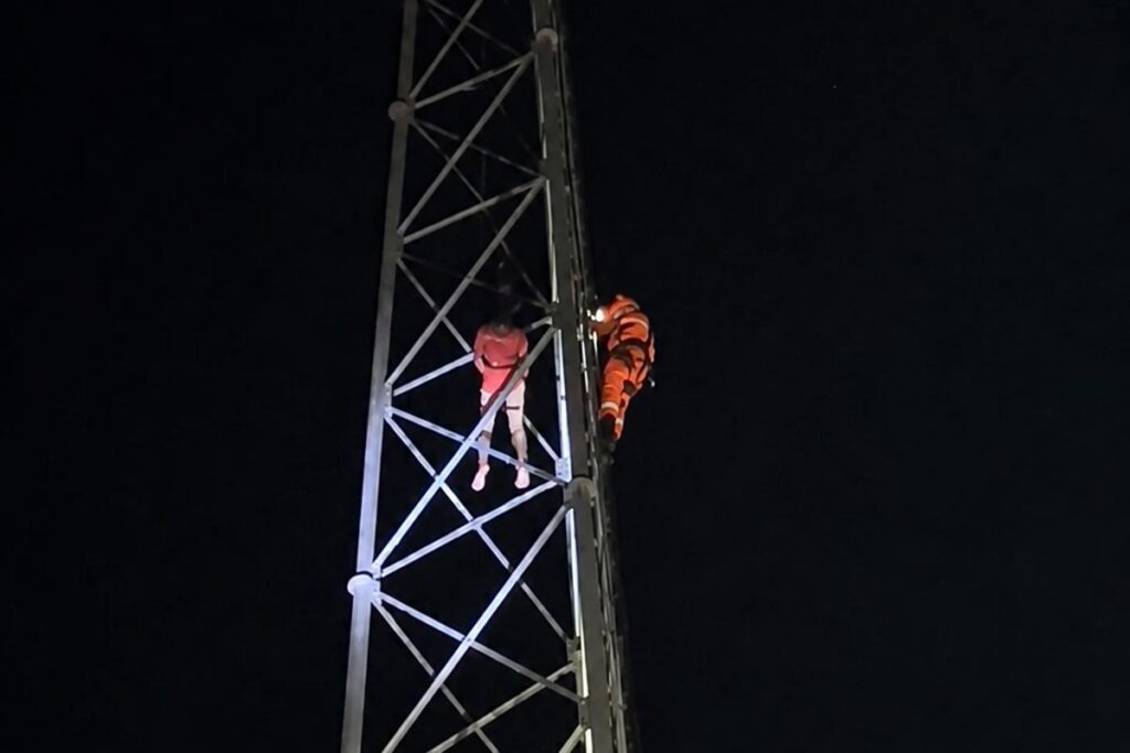 Homem é resgatado por bombeiros após escalar 40 metros em torre de telefonia 2 Homem é resgatado por bombeiros após escalar 40 metros em torre de telefonia