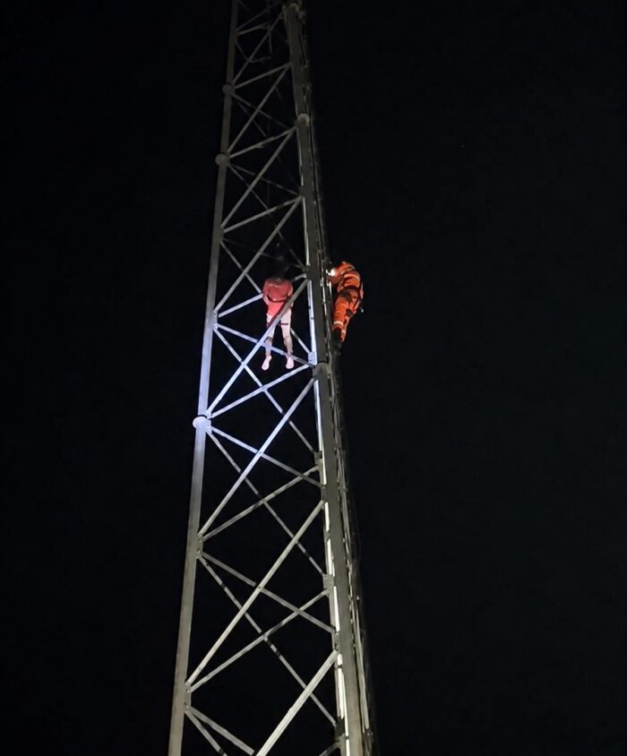 Homem é resgatado por bombeiros após escalar 40 metros em torre de telefonia