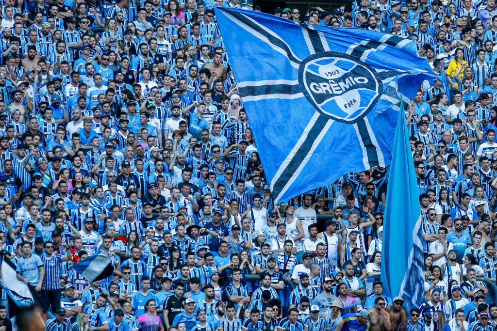 Torcida do Grêmio recebe comunicado sobre saída de jogadores e mudanças no time de Luís Castro