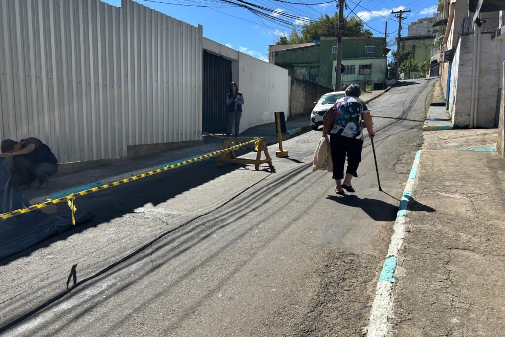 Rua na Cidade Alta é liberada após interdição por problemas em obra particular 1 Rua na Cidade Alta fica interditada após passeio próximo a obra ceder; trânsito de ônibus é impedido