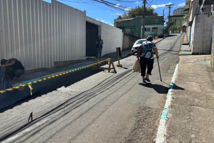Rua na Cidade Alta fica interditada após passeio próximo a obra ceder; trânsito de ônibus é impedido