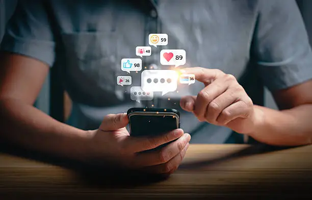 Adolescentes reduziram o uso das redes sociais e sentiram uma mudança inesperada