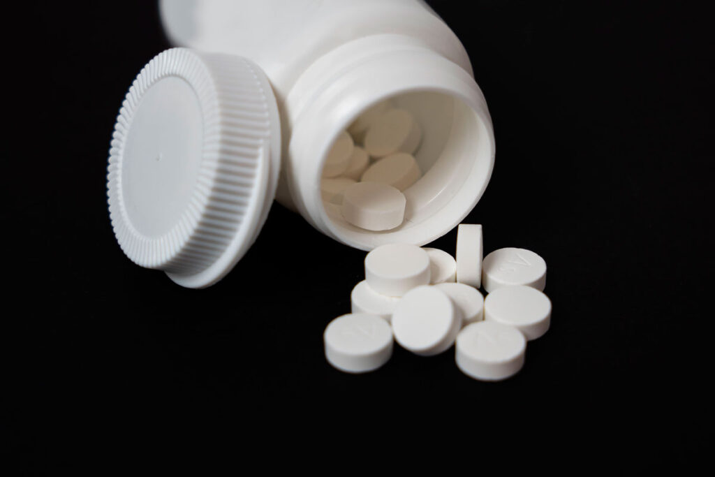 Quais são os riscos de usar relaxante muscular sem prescrição? 1 remedio comprimido foto pexels