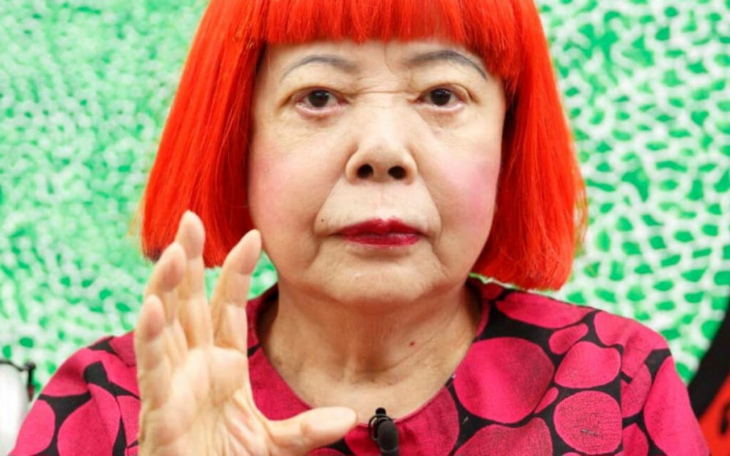 “O que me impediu de pôr fim à minha vida foi a arte”: Yayoi Kusama pintou até os 97 anos e viu uma obra alcançar US$ 10,5 milhões