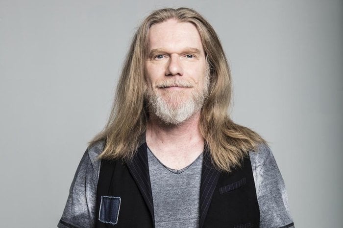 Humberto Gessinger levou 10 anos para conseguir dizer “boa noite” no palco e revela o que o impedia de falar com o público