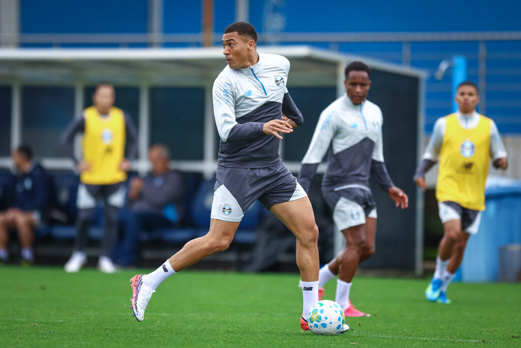 Fora dos planos, craque é afastado pelo Grêmio e pode deixar o clube