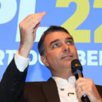 Flávio Bolsonaro fala em usar maioria na Câmara e no Senado para mudar Constituição 12 6