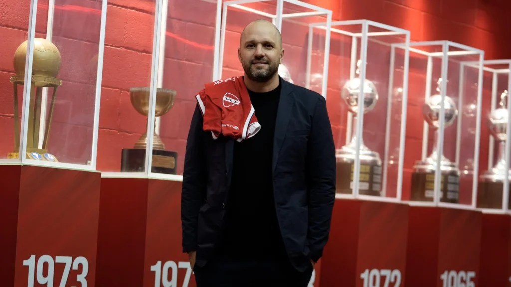 Ex-zagueiro do Vasco é anunciado como técnico do gigante que tem sete Libertadores