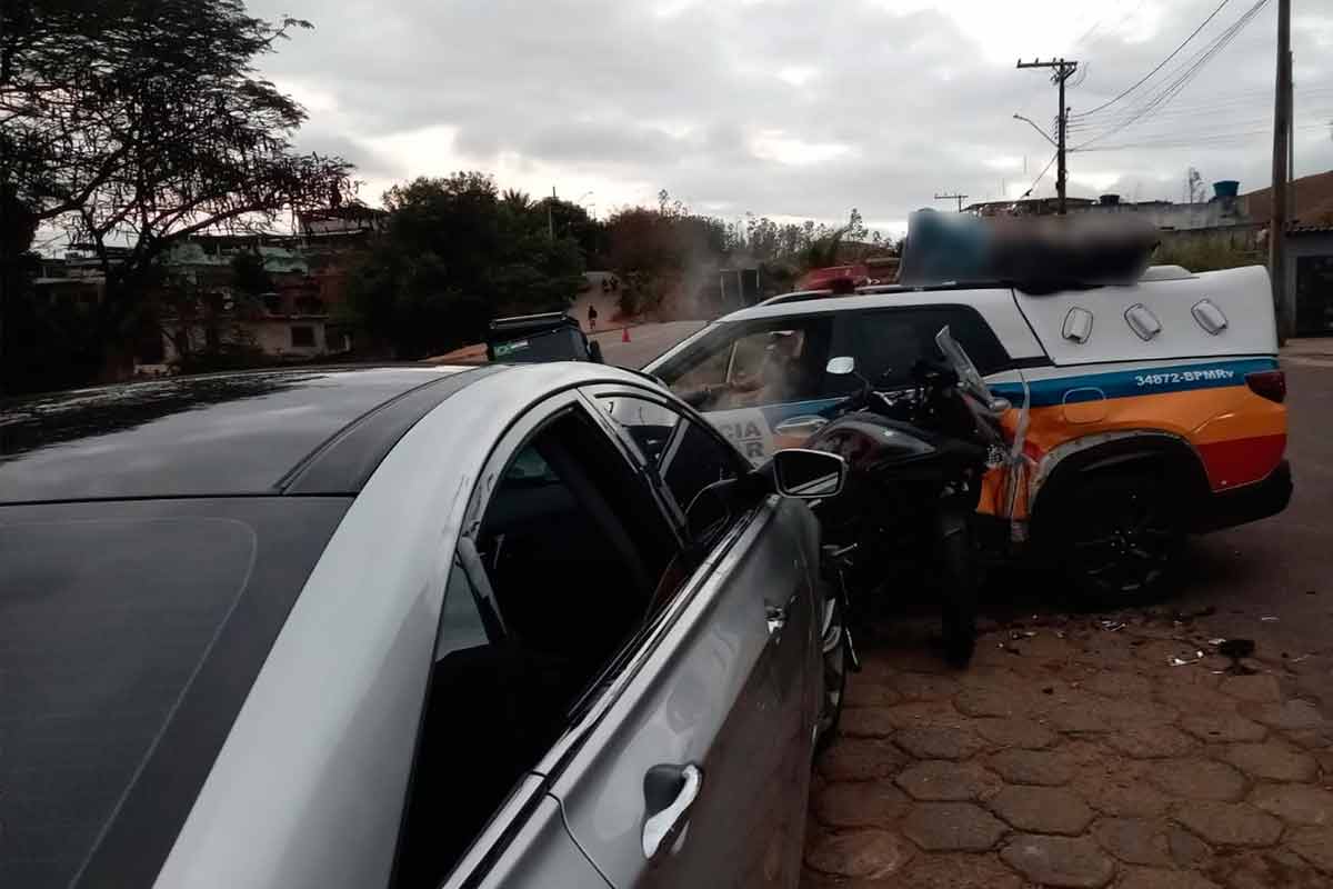 Motorista com sinais de embriaguez causa acidente envolvendo motociclista e viatura da PM