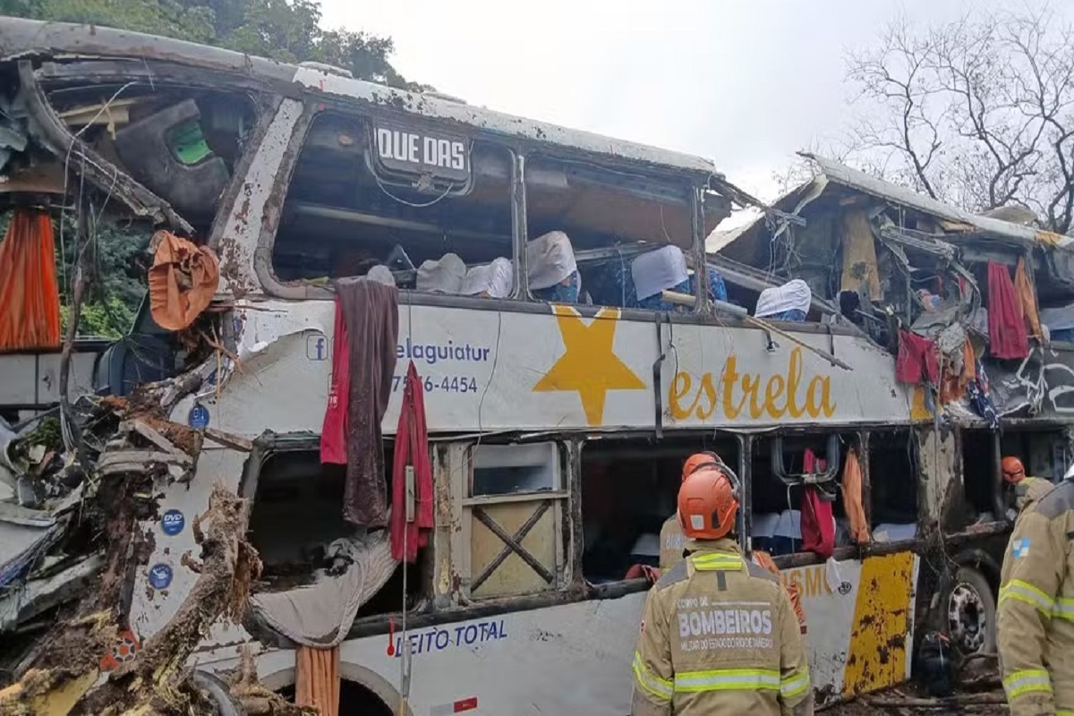 Ônibus tomba na Serra de Petrópolis e deixa ao menos 9 mortos