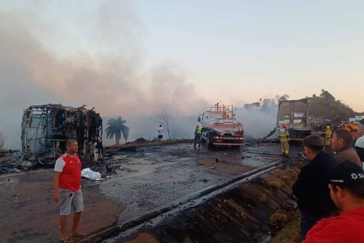 Ao menos 15 pessoas ficam feridas em acidente entre ônibus e caminhão na BR-040 1 Acidente em Sete Lagoas PRF