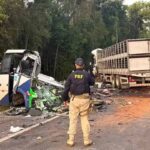 Acidente entre ônibus e carreta deixa 21 mortos e 4 feridos no Paraná 12 Acidente no Parana PRF