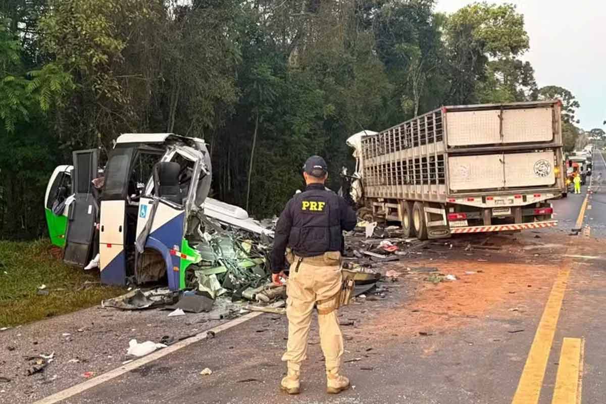 Acidente entre ônibus e carreta deixa 21 mortos e 4 feridos no Paraná
