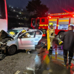 Dois idosos ficam presos às ferragens após carro bater em ônibus do Demlurb em Juiz de Fora 9 Juiz de Fora