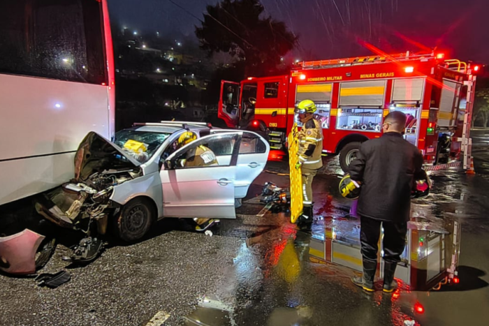 Dois idosos ficam presos às ferragens após carro bater em ônibus do Demlurb em Juiz de Fora 1 Juiz de Fora