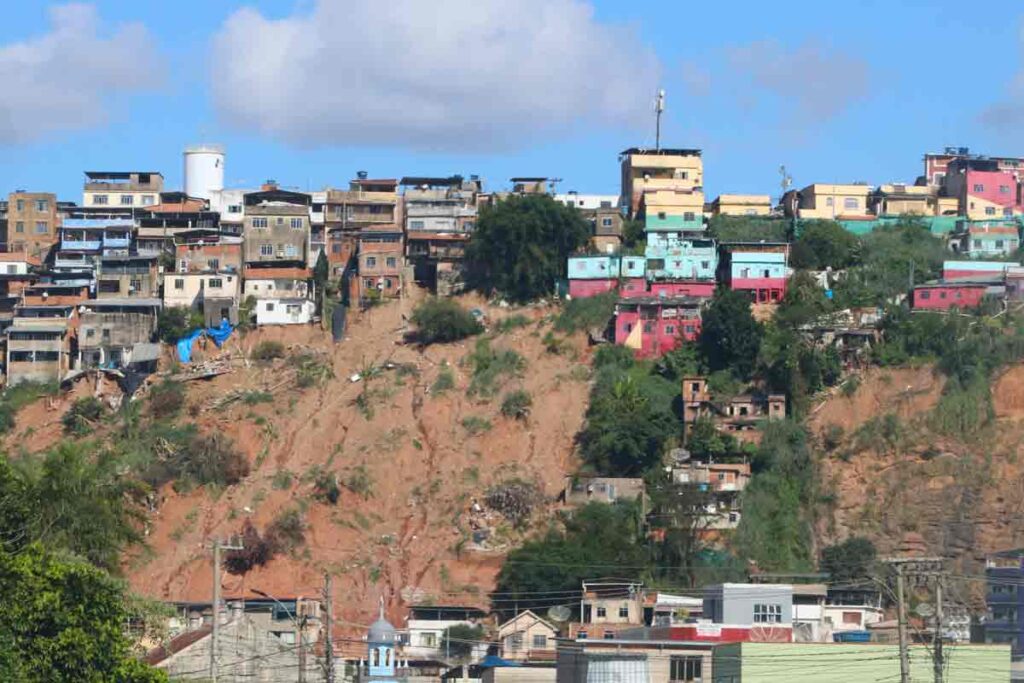 Baixa renda e vulnerabilidade marcam perfil de moradores de áreas de risco em Juiz de Fora 2 área de risco