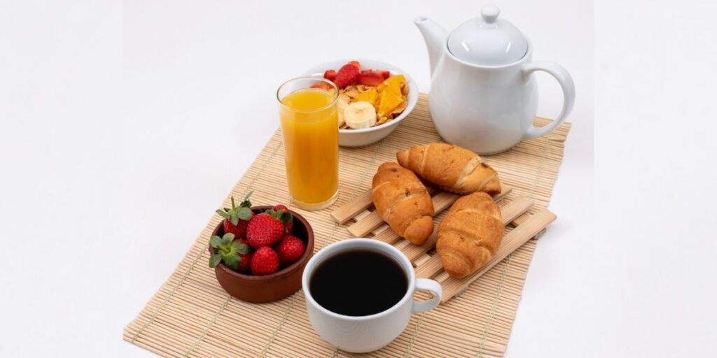 Quer viver mais? Estudo aponta os horários em que você deveria tomar café e jantar