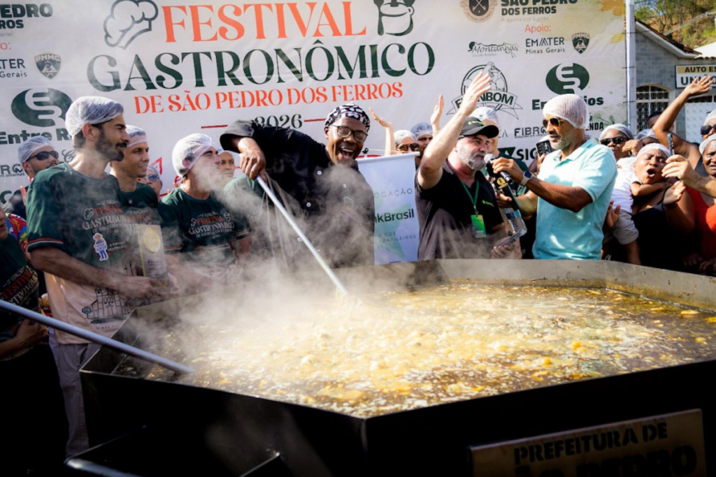 Cidade da Zona da Mata entra para livro dos recordes com mais de 300 litros de frango com ora-pro-nóbis 1 frango com ora-pro-nóbis