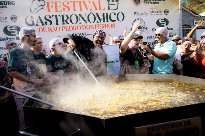 Cidade da Zona da Mata entra para livro dos recordes com mais de 300 litros de frango com ora-pro-nóbis
