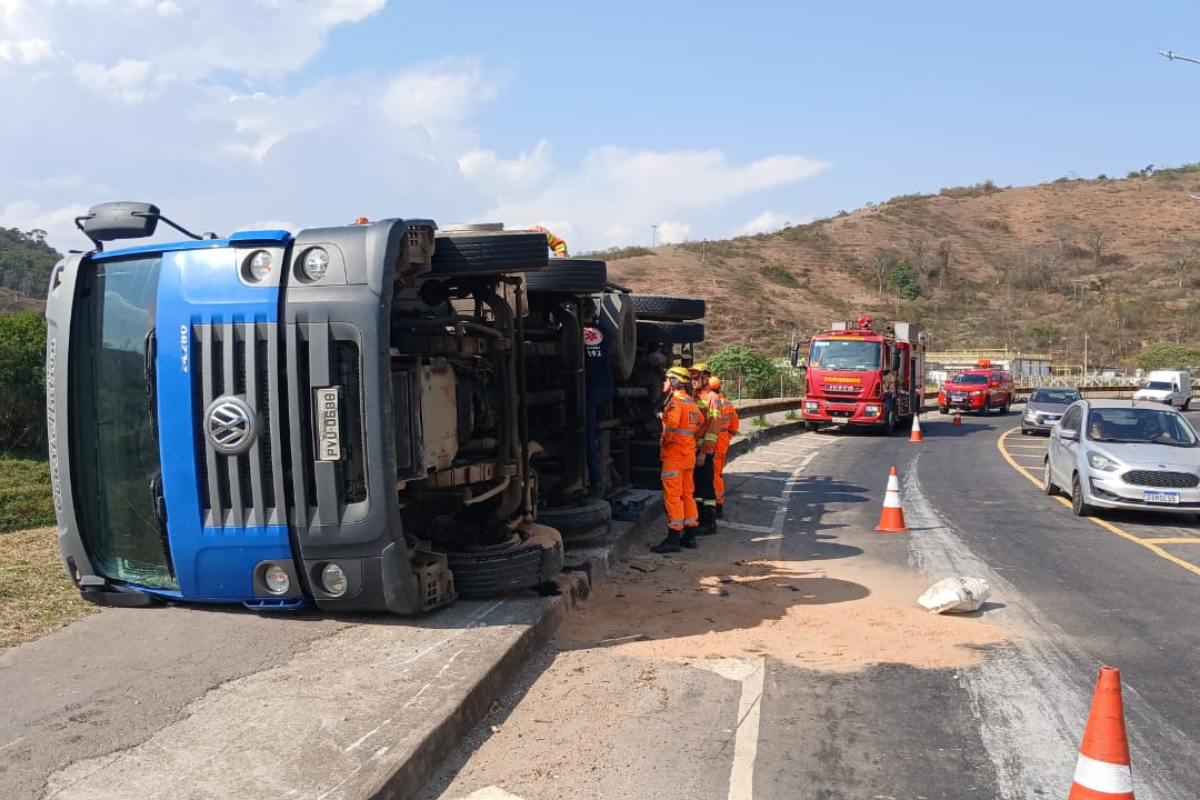 Caminhão com 28 toneladas de papelão tomba no Acesso Norte
