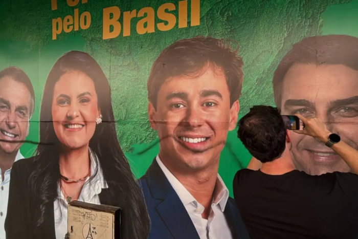 TRE-MG manda retirar painéis de Flávio Bolsonaro e Nikolas Ferreira em Juiz de Fora