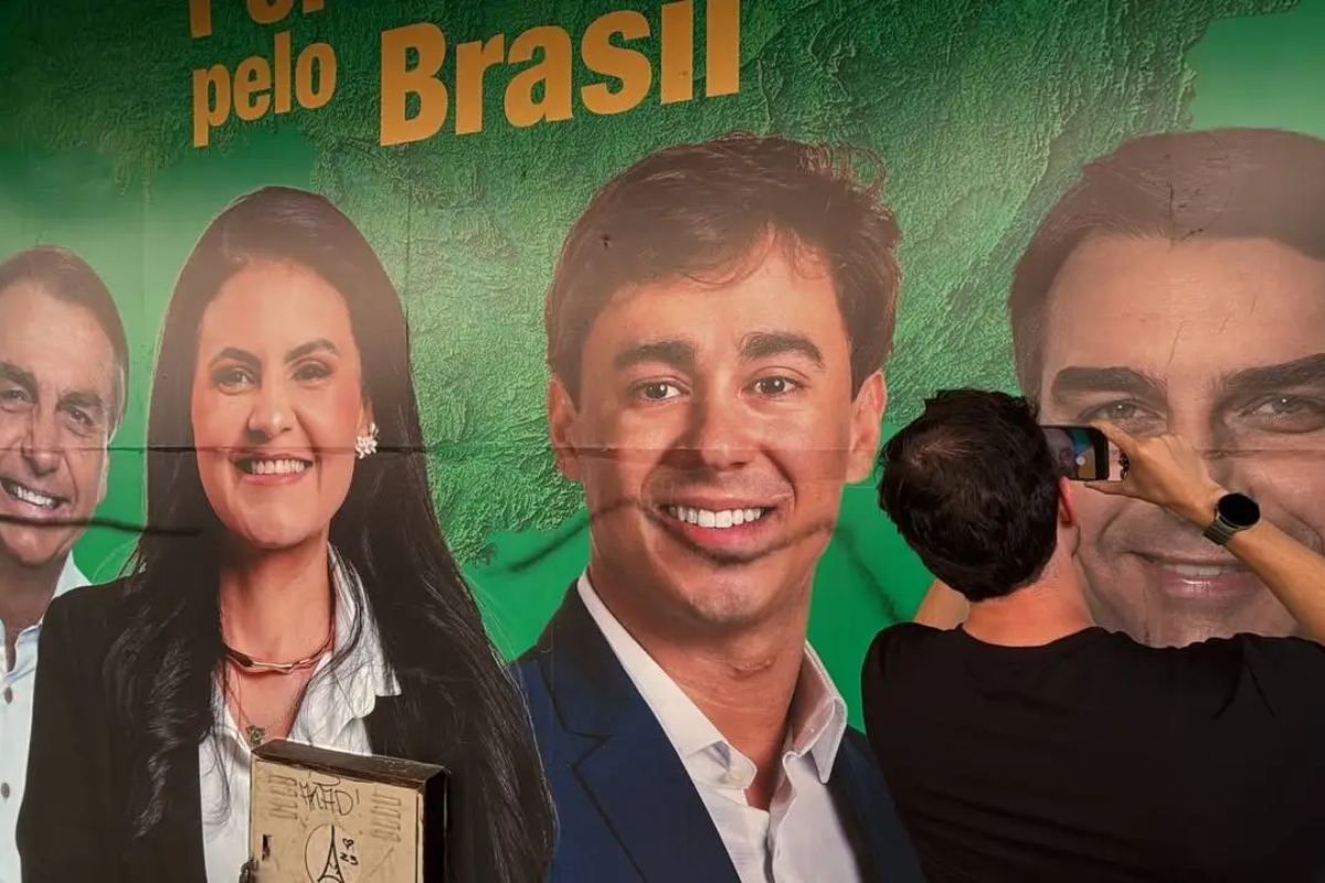 TRE-MG manda retirar painéis de Flávio Bolsonaro e Nikolas Ferreira em Juiz de Fora