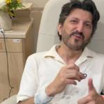 A relação entre a Doença de Creutzfeldt-Jakob e a chamada “doença da vaca louca” costuma gerar dúvidas. Durante a entrevista, o neurocirurgião explicou que não se trata exatamente da mesma situação. A chamada variante da Doença de Creutzfeldt-Jakob ficou conhecida principalmente pela associação com o consumo de produtos contaminados durante a crise da encefalopatia espongiforme bovina, especialmente nas décadas de 1980 e 1990. Essa é apenas uma das formas relacionadas às doenças causadas por príons e não deve ser confundida automaticamente com a forma esporádica da DCJ. Existe tratamento para a doença? Atualmente, segundo o especialista, não existe cura nem tratamento específico estabelecido capaz de interromper a progressão da Doença de Creutzfeldt-Jakob. O acompanhamento é multidisciplinar e direcionado ao controle dos sintomas e à qualidade de vida do paciente. Neurologistas, fisioterapeutas, fonoaudiólogos e outros profissionais podem participar do cuidado conforme as manifestações apresentadas. Pesquisas experimentais realizadas em centros especializados buscam formas de interferir nos mecanismos envolvidos na alteração das proteínas e, consequentemente, retardar a evolução da doença. Essas estratégias, entretanto, ainda estão no campo da investigação científica. Doença de Creutzfeldt-Jakob