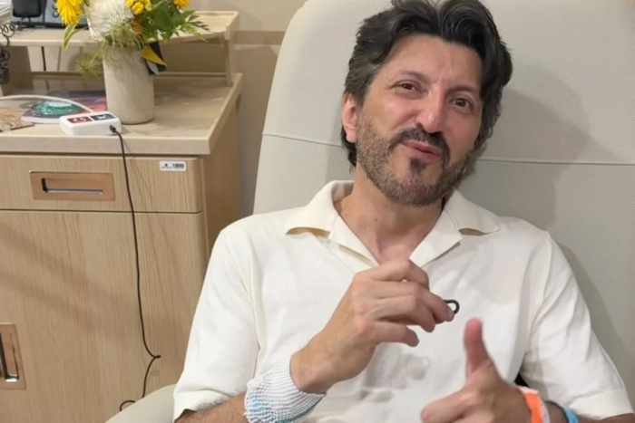 Após diagnóstico de Lito Sousa, entenda os sintomas da rara Doença de Creutzfeldt-Jakob 1 A relação entre a Doença de Creutzfeldt-Jakob e a chamada “doença da vaca louca” costuma gerar dúvidas. Durante a entrevista, o neurocirurgião explicou que não se trata exatamente da mesma situação.A chamada variante da Doença de Creutzfeldt-Jakob ficou conhecida principalmente pela associação com o consumo de produtos contaminados durante a crise da encefalopatia espongiforme bovina, especialmente nas décadas de 1980 e 1990. Essa é apenas uma das formas relacionadas às doenças causadas por príons e não deve ser confundida automaticamente com a forma esporádica da DCJ. Existe tratamento para a doença? Atualmente, segundo o especialista, não existe cura nem tratamento específico estabelecido capaz de interromper a progressão da Doença de Creutzfeldt-Jakob. O acompanhamento é multidisciplinar e direcionado ao controle dos sintomas e à qualidade de vida do paciente. Neurologistas, fisioterapeutas, fonoaudiólogos e outros profissionais podem participar do cuidado conforme as manifestações apresentadas. Pesquisas experimentais realizadas em centros especializados buscam formas de interferir nos mecanismos envolvidos na alteração das proteínas e, consequentemente, retardar a evolução da doença. Essas estratégias, entretanto, ainda estão no campo da investigação científica. Doença de Creutzfeldt-Jakob