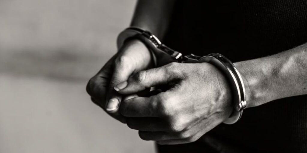 Preso aos 15 anos, homem deixou a cadeia quase 68 anos depois e passou a viver com uma “família adotiva”