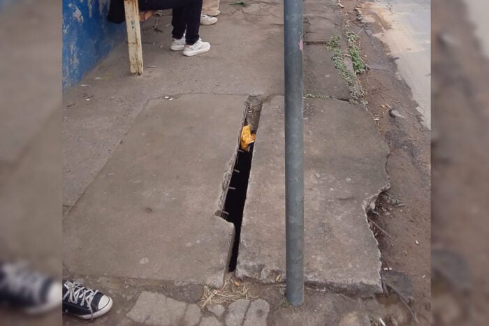 Boca de lobo quebrada causou queda de pedestre e oferece perigo no Grama em Juiz de Fora