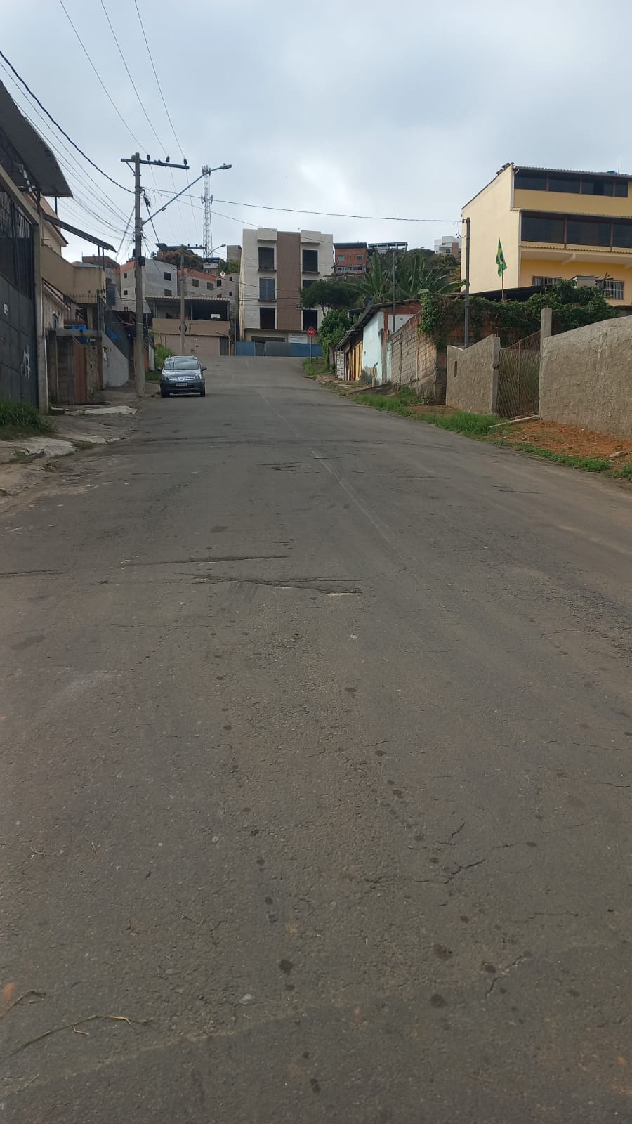Falta de identificação e sinalização em ruas afeta moradores do Jardim dos Alfineiros