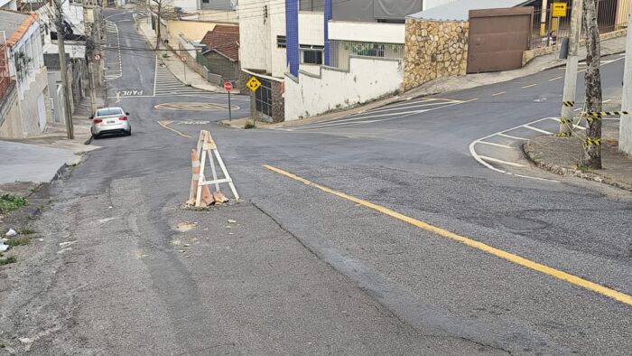 Buraco na Rua Tietê preocupa no Bairro São Mateus 1 VU Contribuicao do leitor