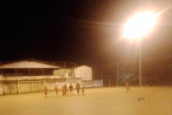 Lâmpadas queimadas em poste comprometem a iluminação em campo no Nova Era I 1 VU Contribuicao do leitor