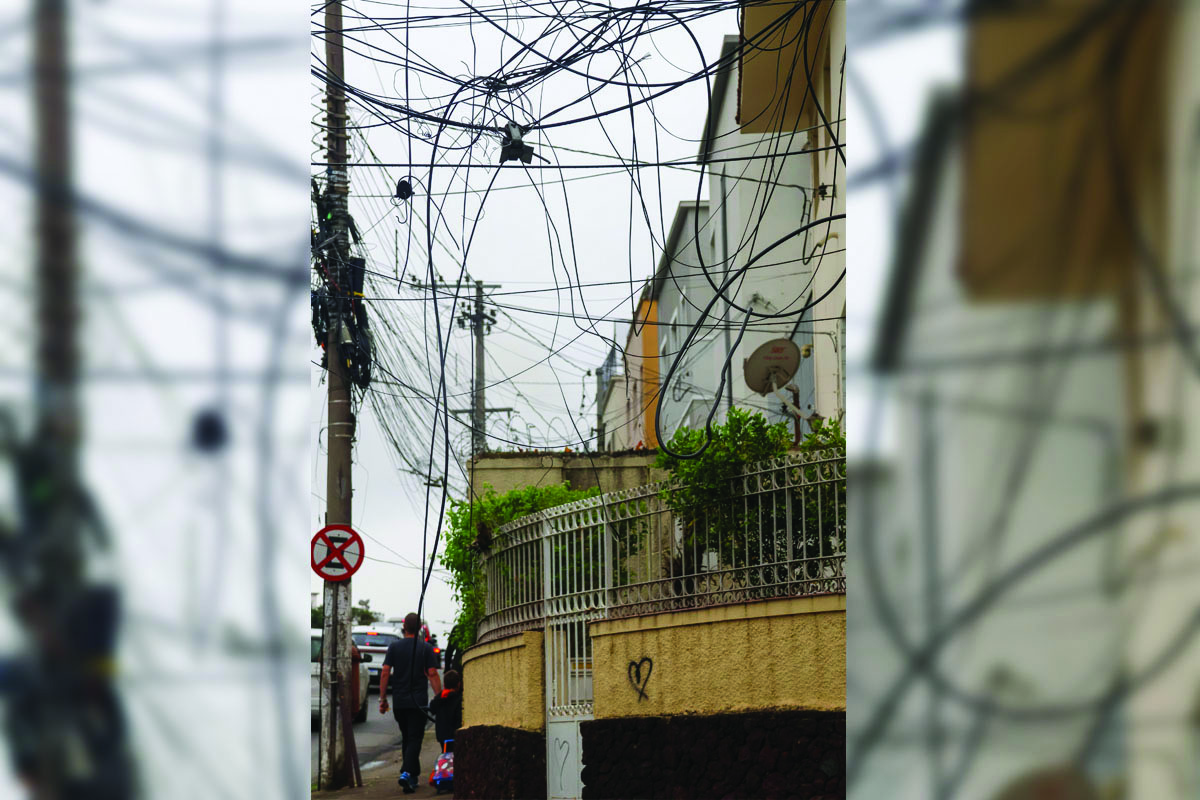 Fios soltos e emaranhados representam risco para pedestres no Paineiras