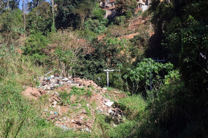 Descarte irregular de resíduos é registrado em terreno baldio no Graminha 1 VU Felipe Couri 2