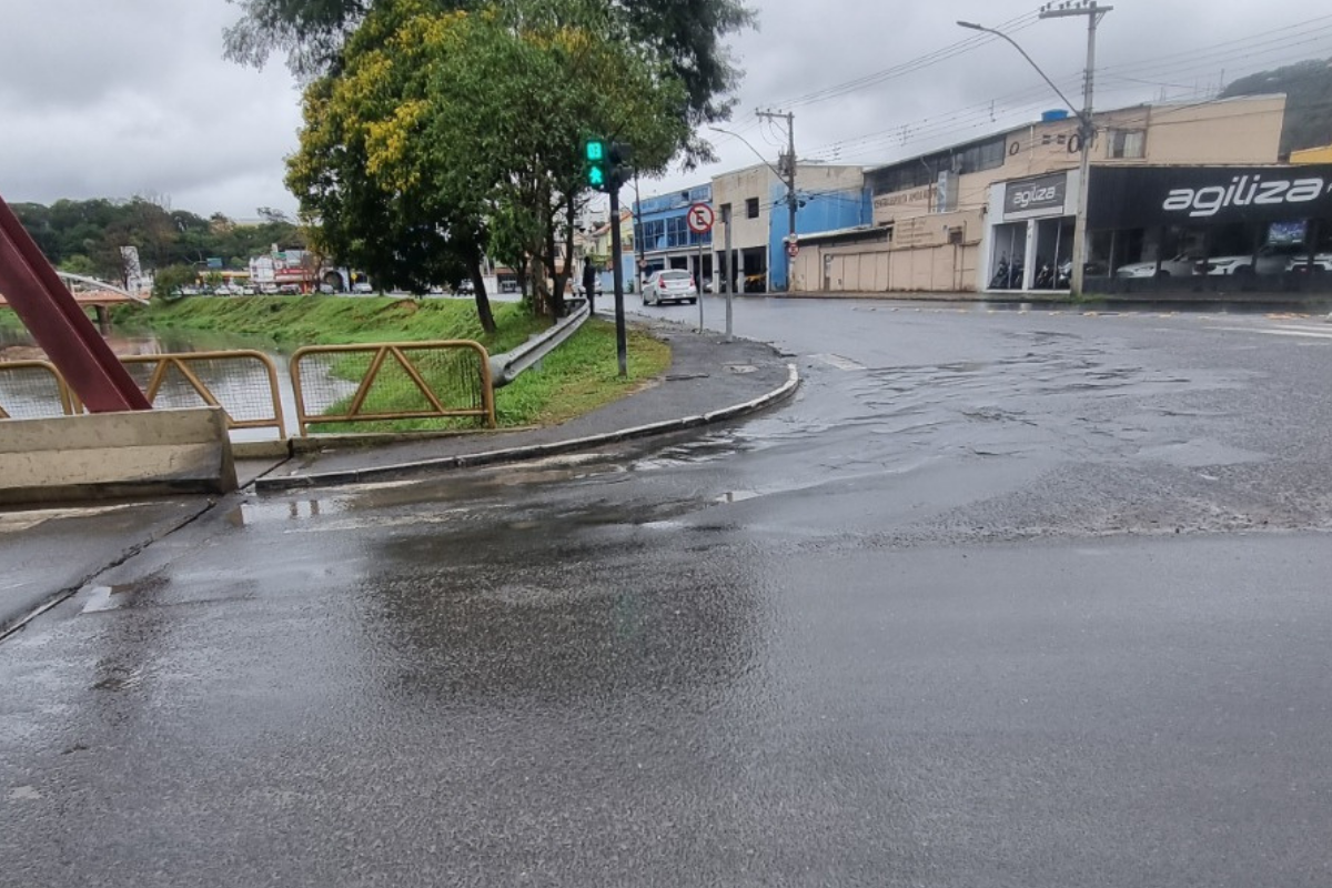 Faixa de pedestres apagada torna travessia arriscada em Santa Terezinha