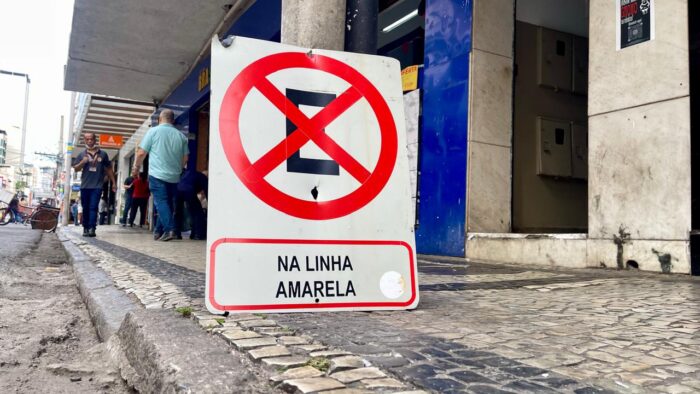 Placa de trânsito caída ocupa calçada na Rua Batista de Oliveira 12 VU Tribuna 3