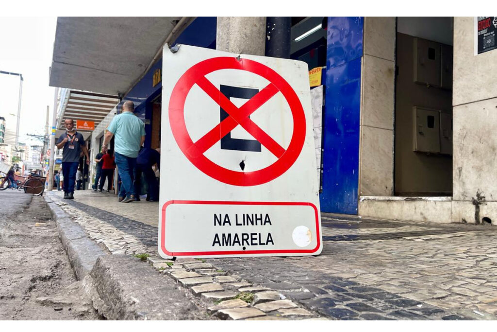 Placa de trânsito caída ocupa calçada na Rua Batista de Oliveira 2 VU Tribuna 4