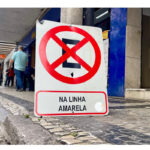 Placa de trânsito caída ocupa calçada na Rua Batista de Oliveira 13 VU Tribuna 4