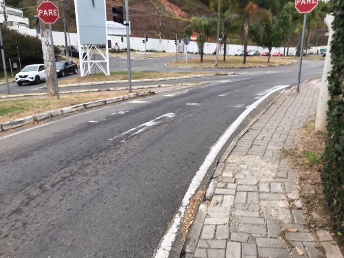 Faixas de pedestres apagadas comprometem travessia na Ladeira Alexandre Leonel 1 VU Tribuna