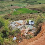 Criança de 3 anos fica presa às ferragens após carreta capotar na BR-116 3 carreta