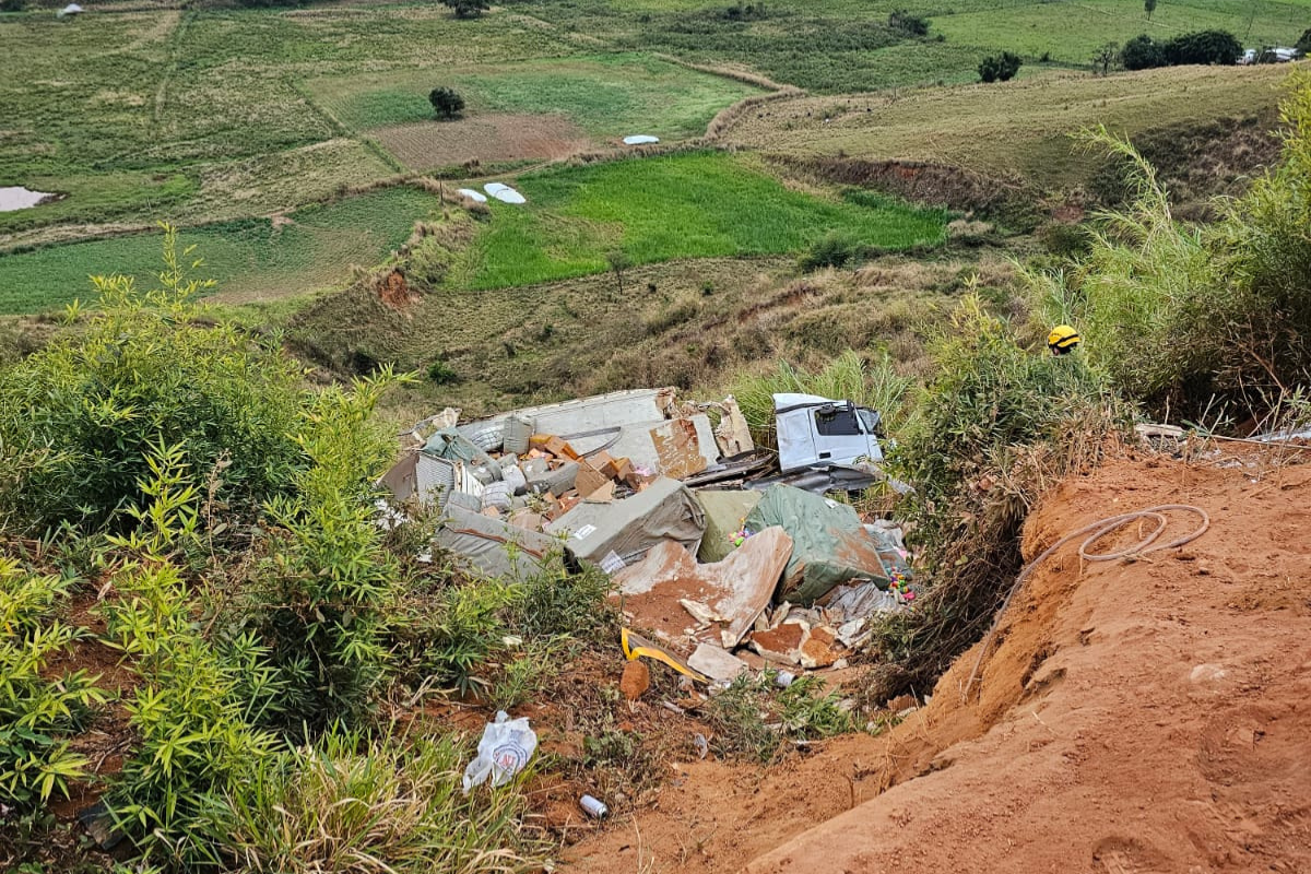 Criança de 3 anos fica presa às ferragens após carreta capotar na BR-116