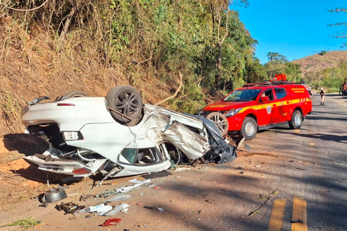 Motorista fica preso às ferragens após carro capotar em acidente próximo a Piau 1 acidente próximo a Piau